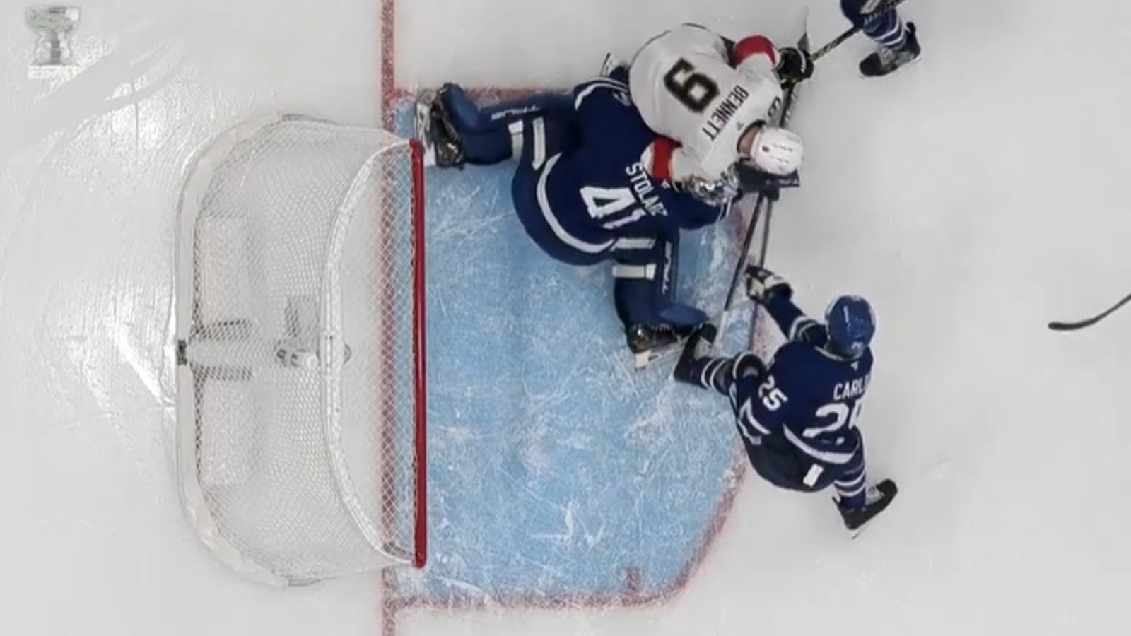 La LNH annonce sa décision pour le geste salaud de Sam Bennett sur Anthony Stolarz