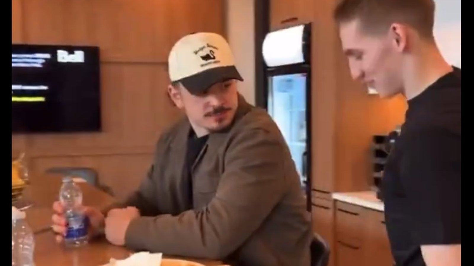 Lane Hutson surprend Arber Xhekaj avec un chandail à son effigie
