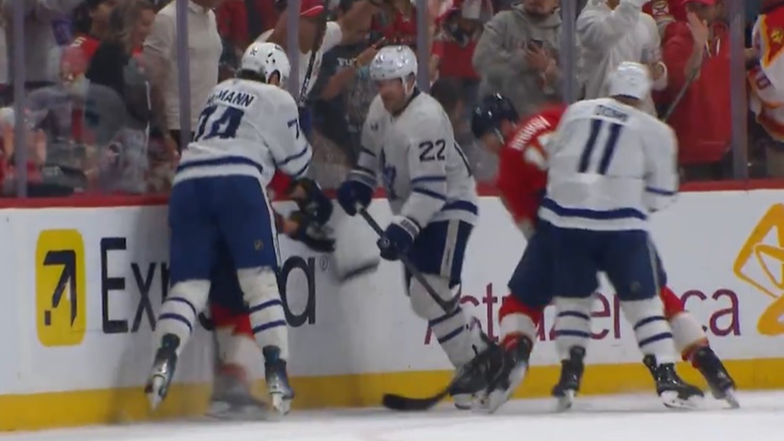 La LNH annonce sa sanction contre Max Domi pour son coup salaud sur Aleksander Barkov