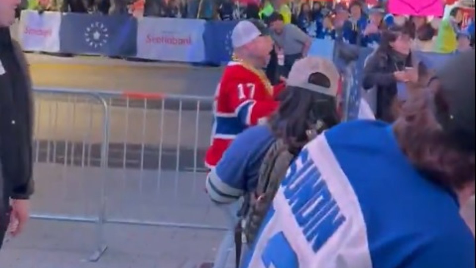 Danick le superfan du CH était à Toronto pour narguer les partisans des Leafs après le massacre