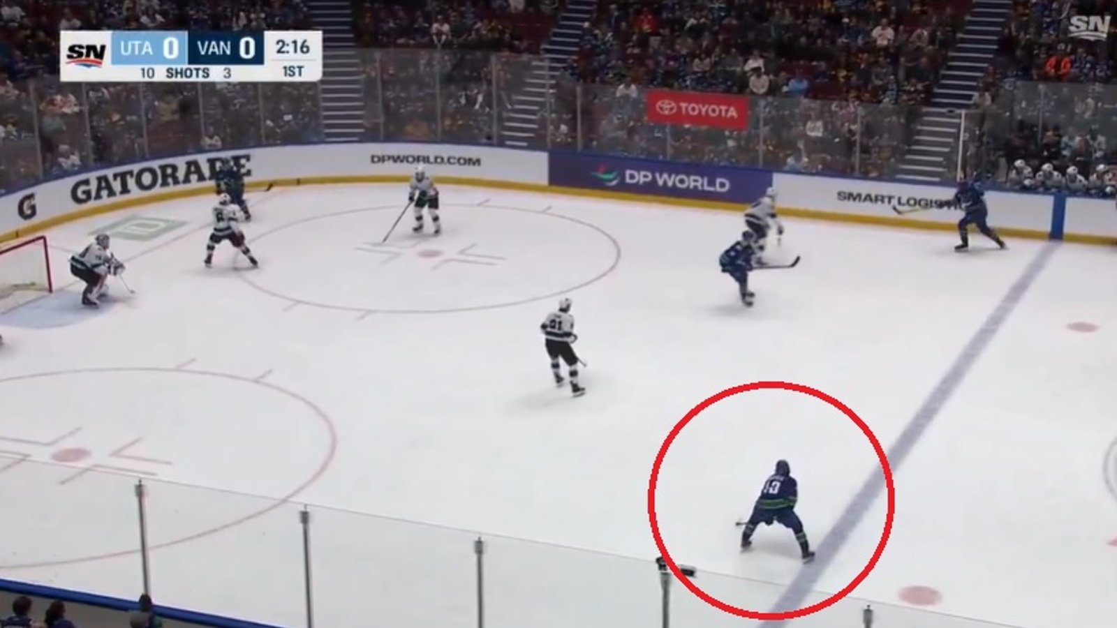 Quinn Hughes a posé un geste de frustration en plein match envers un coéquipier
