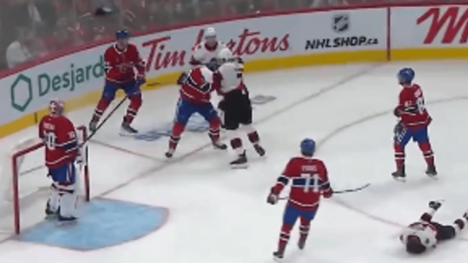 Arber Xhekaj est expulsé du match et se bat avec Brady Tkachuk