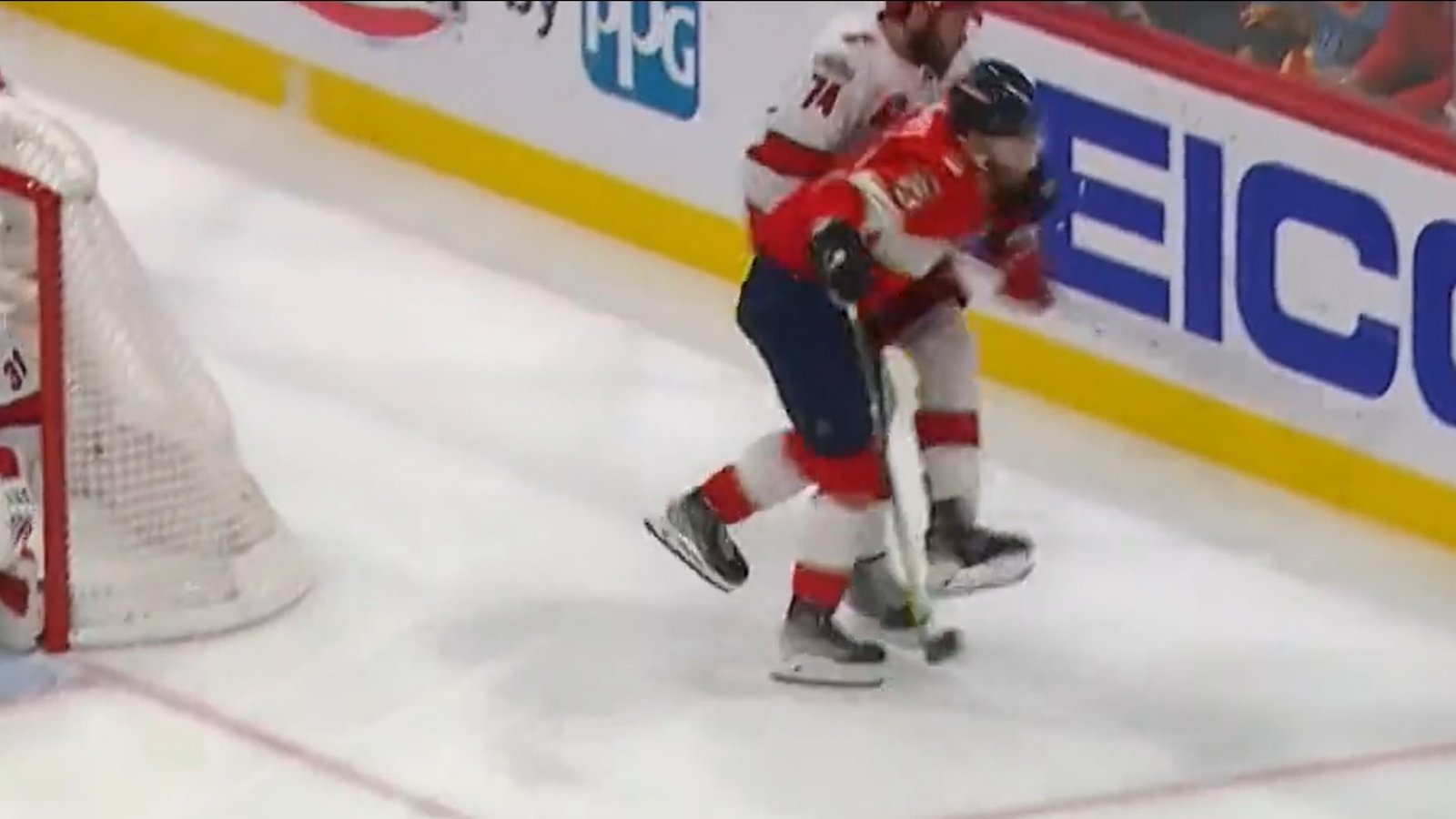 À VOIR : Sam Bennett livre une violente mise en échec