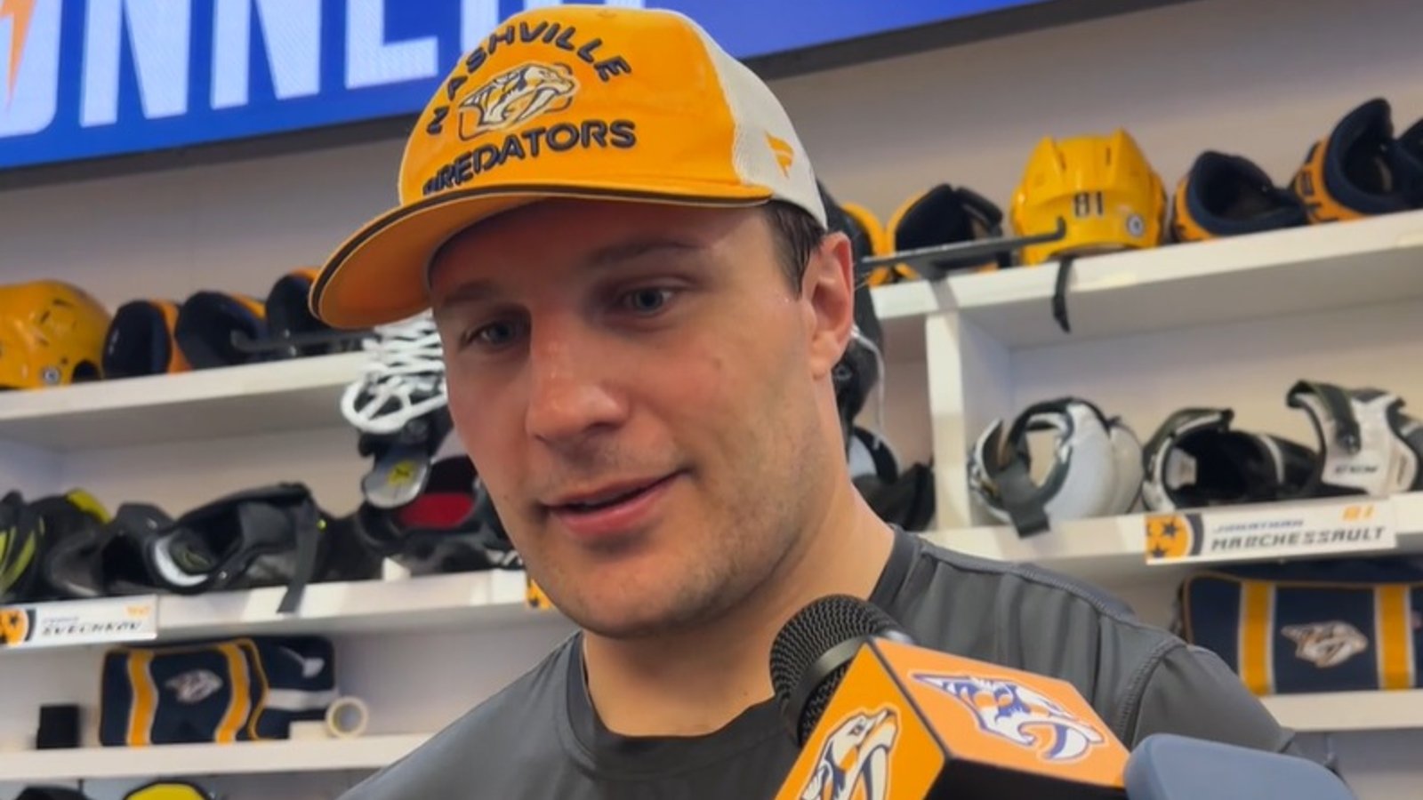 Luke Schenn envoie tous ses coéquipiers en dessous de l'autobus!