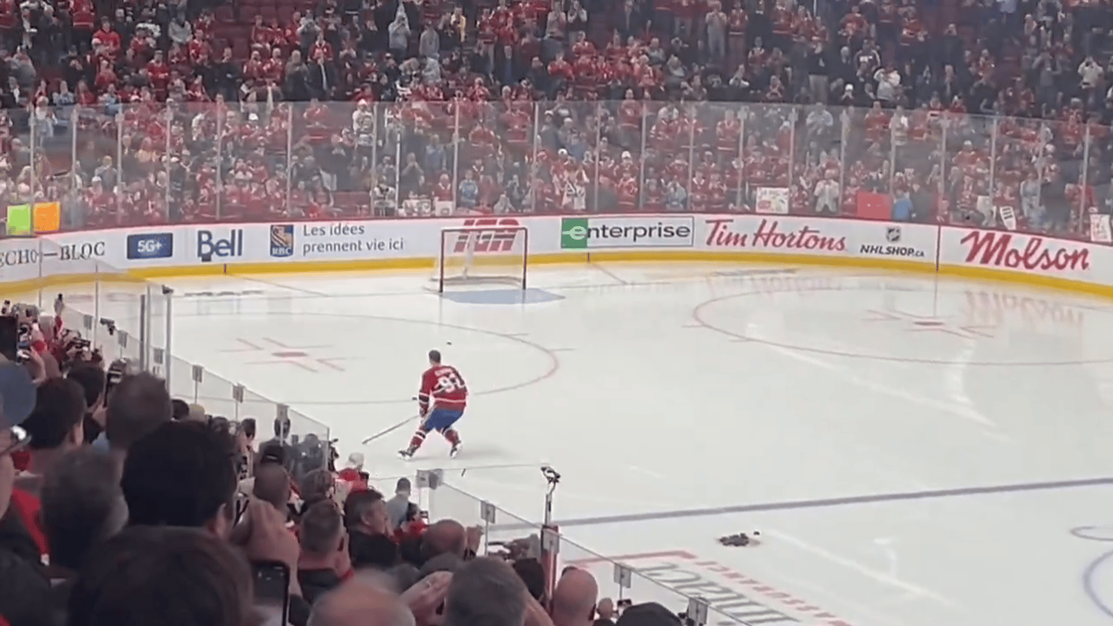 La foule du Centre Bell acclame solidement Ivan Demidov lors de son premier tour de piste