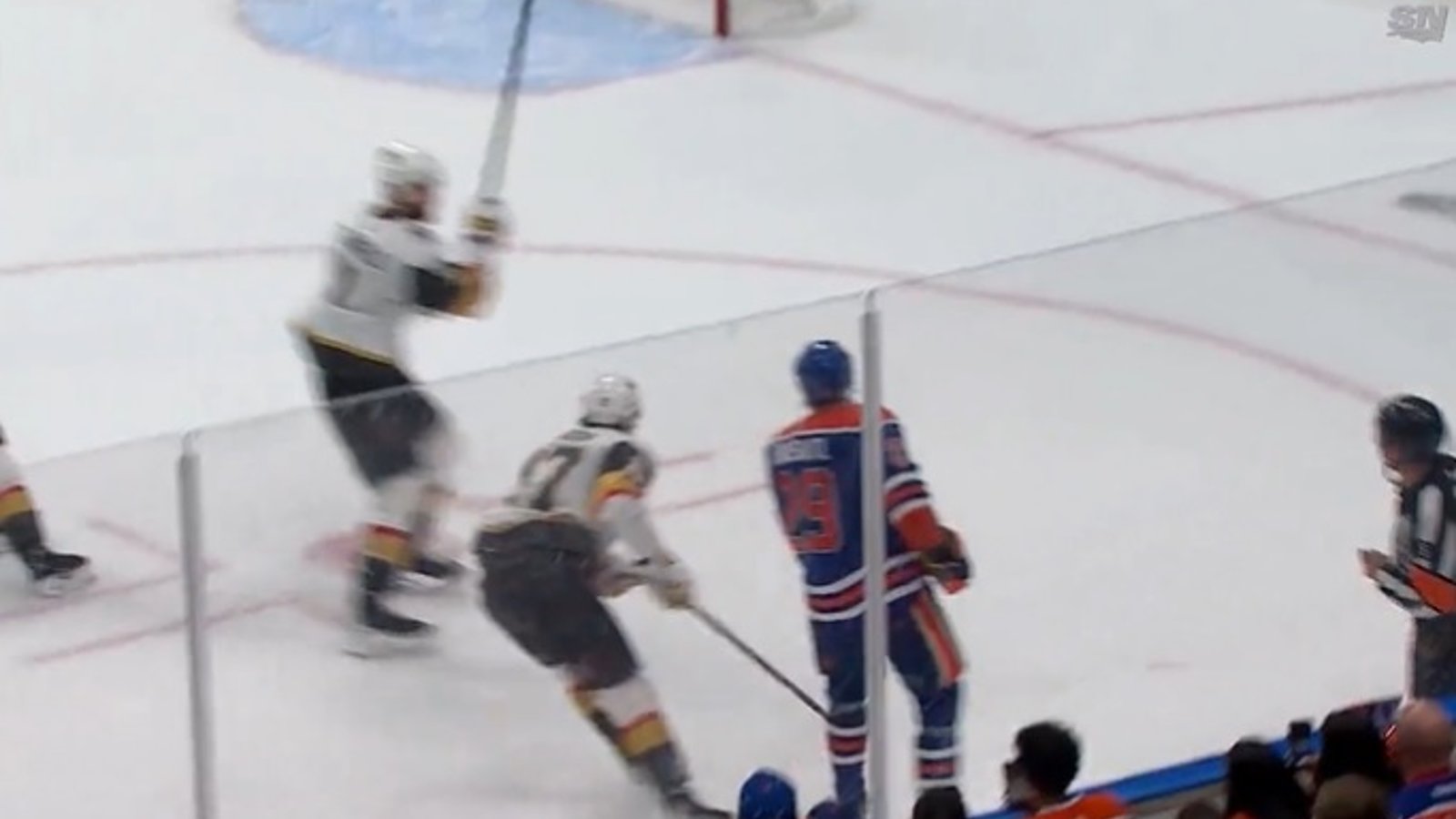 Alex Pietrangelo attaque Leon Draisaitl en fin de match!