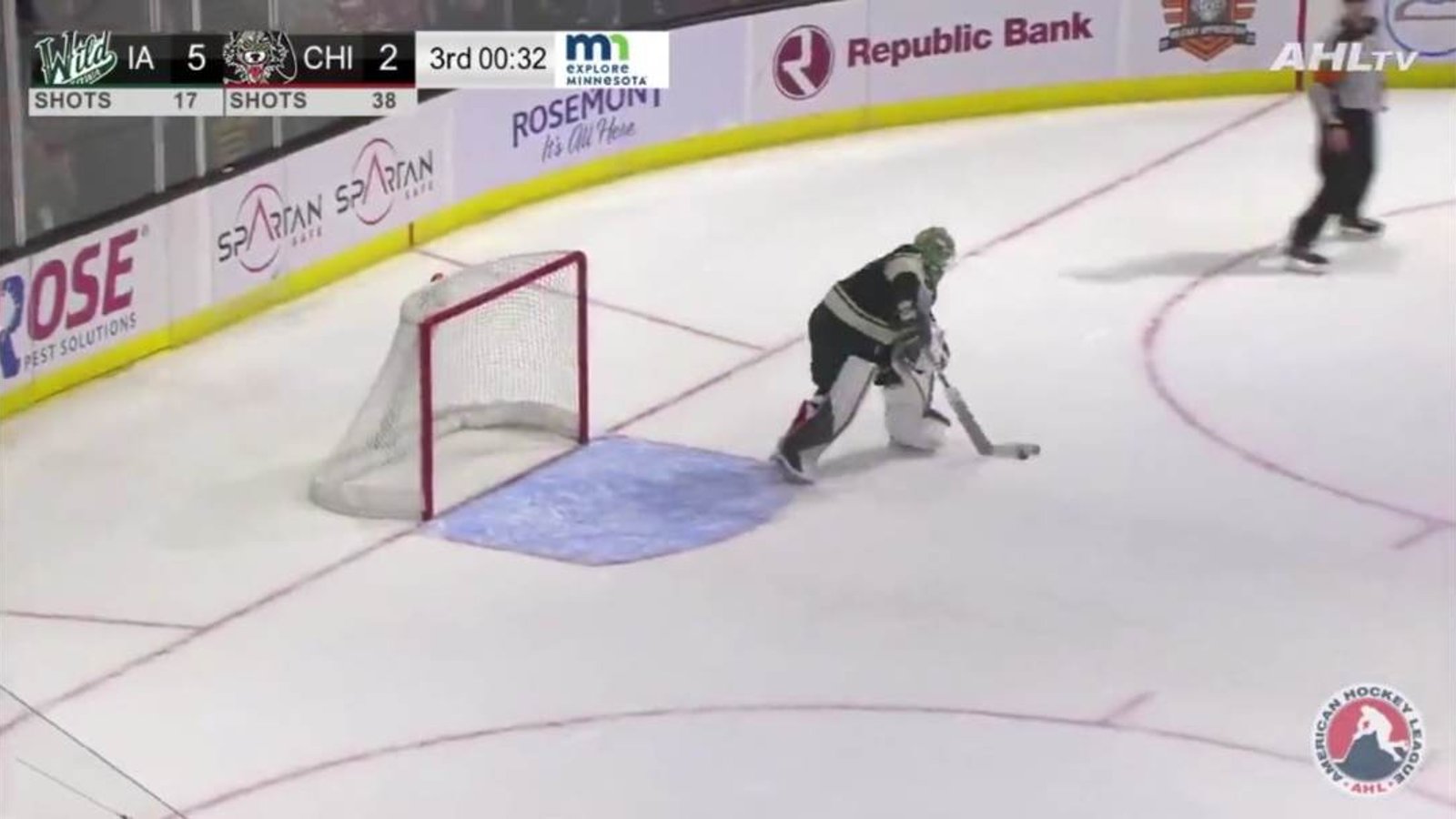 Jesper Wallstedt souligne sa première victoire dans la AHL avec un but!