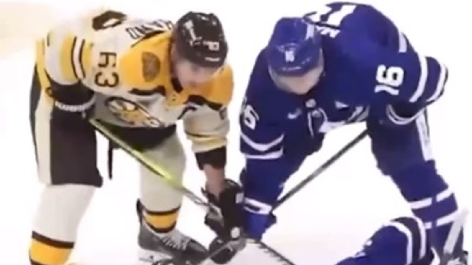 Brad Marchand pris en flagrant délit à menacer Mitch Marner