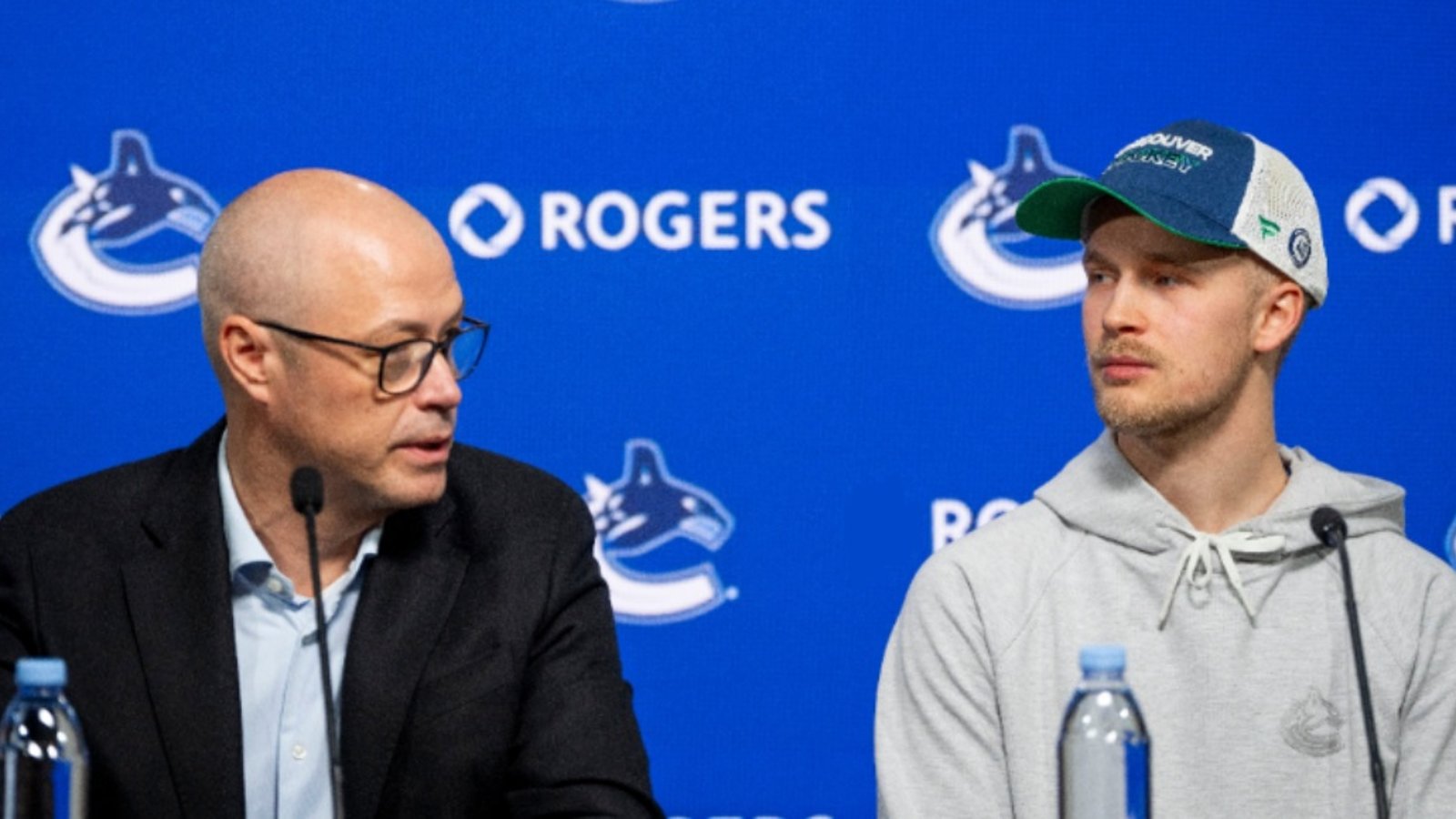 Le DG des Canucks refuse d'affirmer qu'il n'échangera pas Elias Pettersson