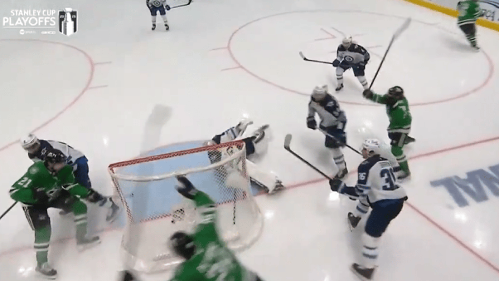 Le cauchemar de Connor Hellebuyck se poursuit : il marque le but gagnant dans son propre filet