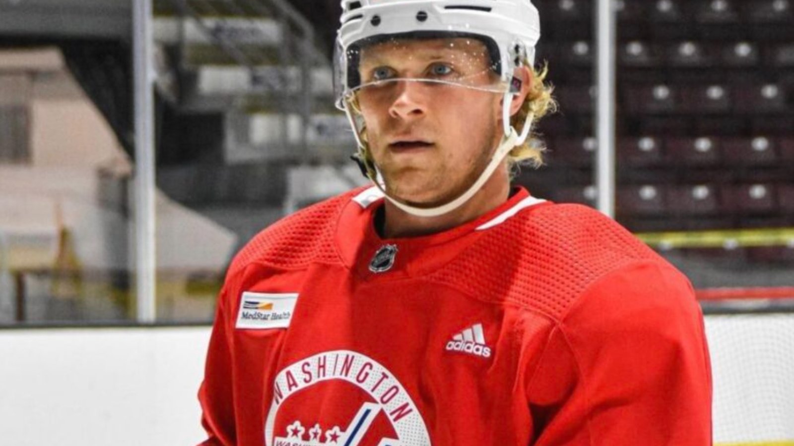 Jakob Chychrun est victime d'un hilarant prank à l'entraînement des Caps
