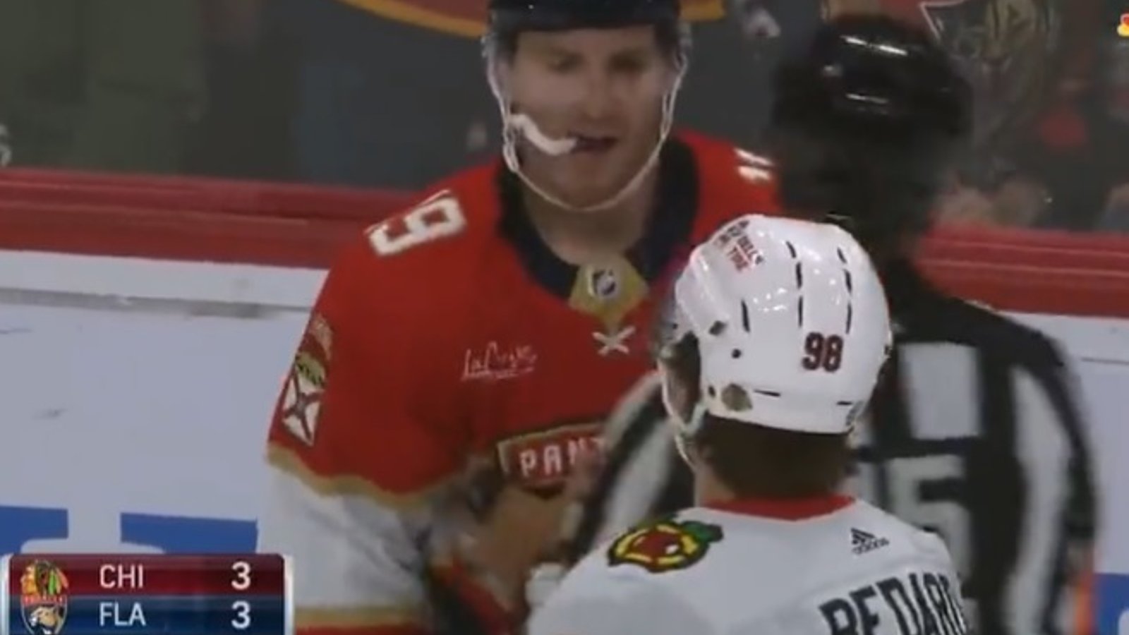 Matthew Tkachuk a tenté d'intimider Connor Bedard