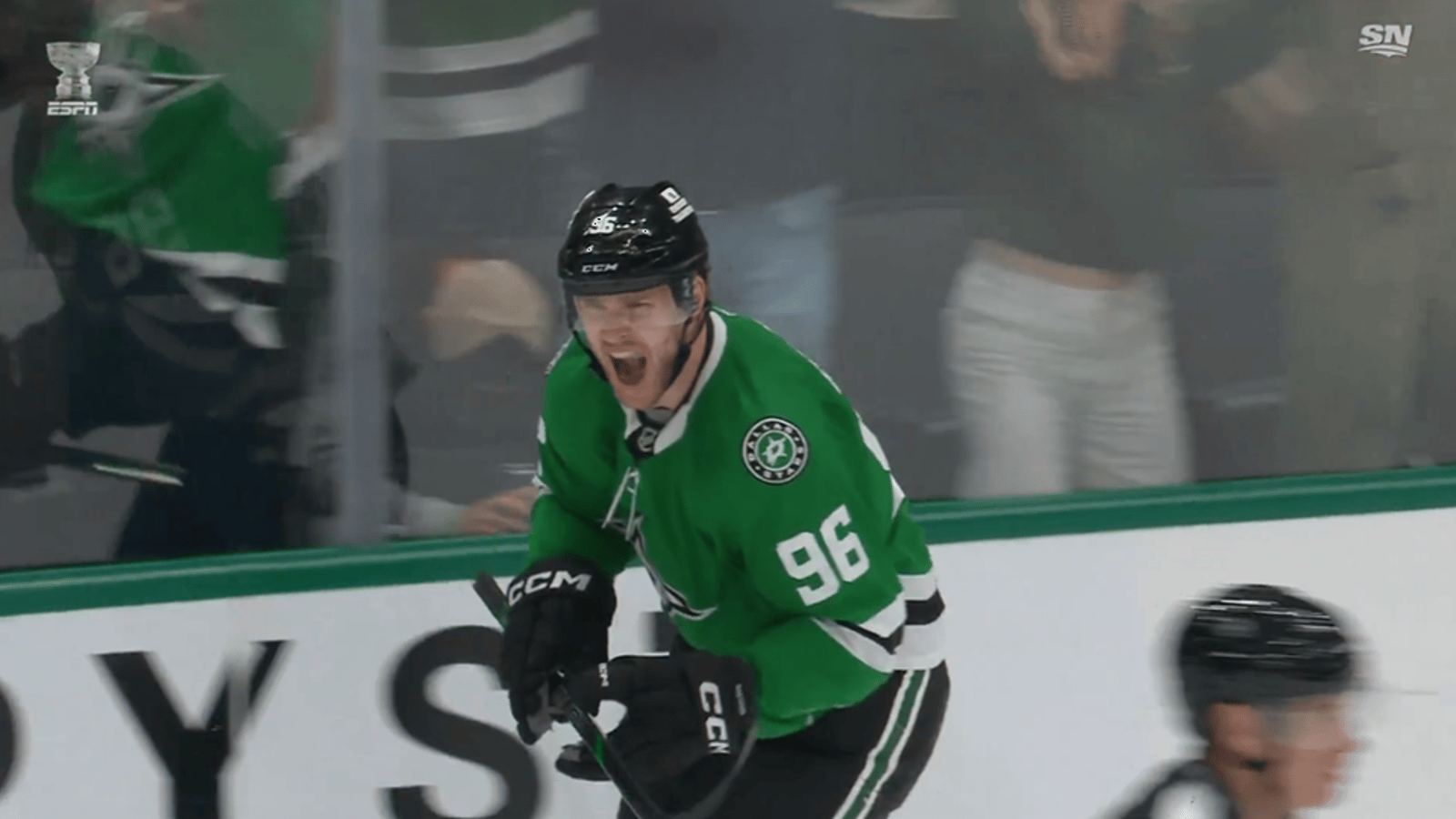 Mikko Rantanen inscrit un tour du chapeau en 3e période et élimine l'Avalanche