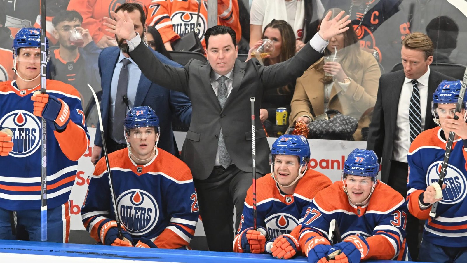 Les Oilers auraient pris leur décision derrière le banc
