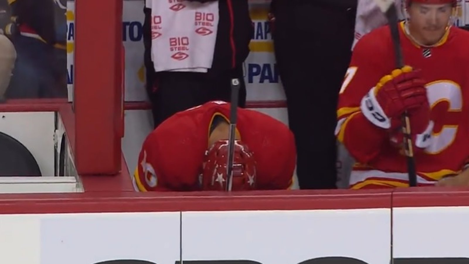 Controverse à Calgary: Jonathan Huberdeau cloué au banc toute la 3e période