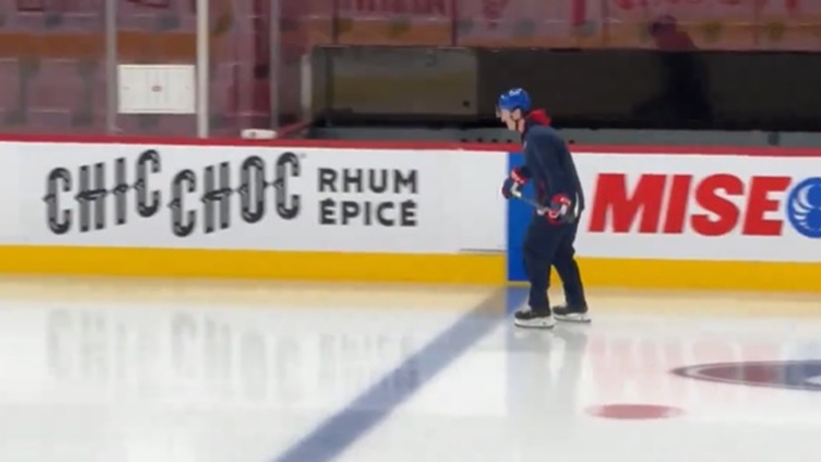 Un revenant saute sur la glace avant l'entraînement du Canadien