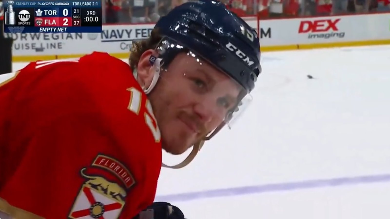 Matthew Tkachuk menace William Nylander après le coup salaud de Max Domi sur Barkov