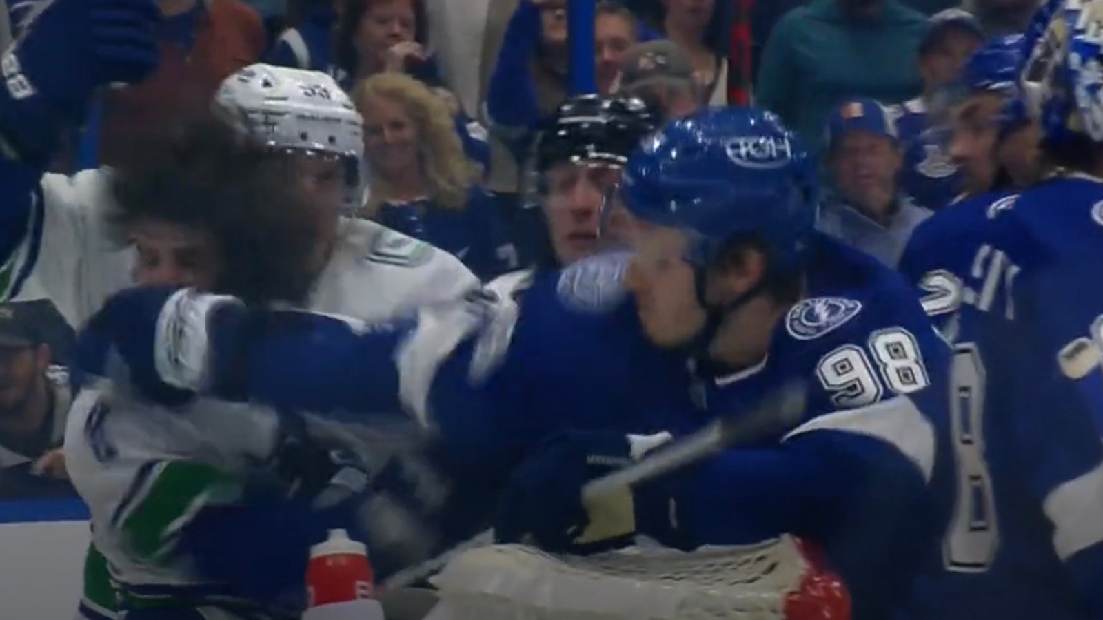 La LNH rend son verdict sur le coup vicieux de Mikhail Sergachev