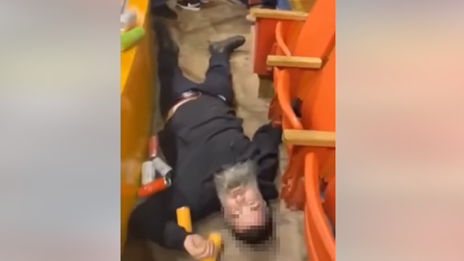 En voulant célébrer sa bagarre un partisan se met KO lui-même!
