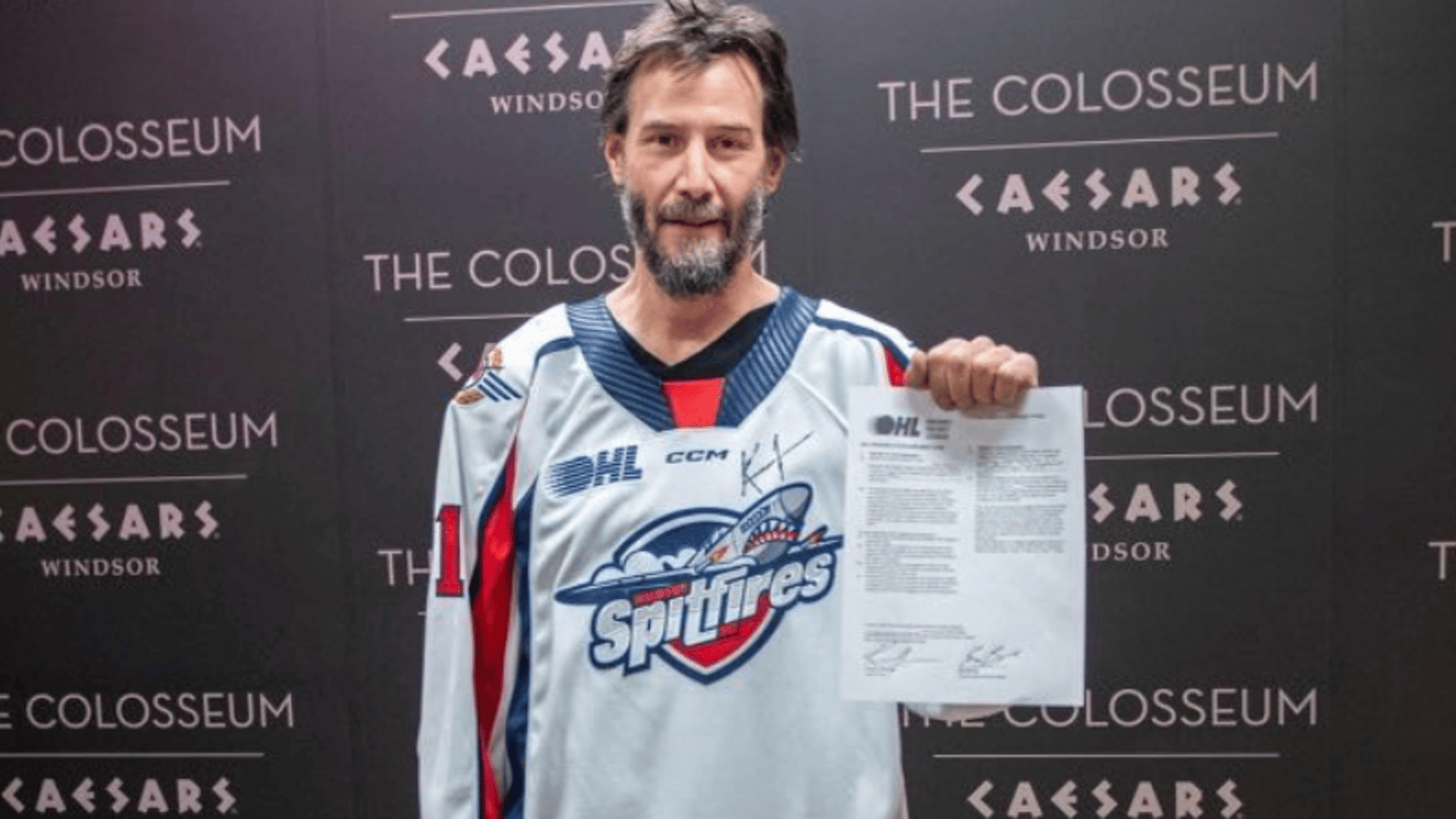 Keanu Reeves signe un contrat d'un jour avec Windsor dans la OHL