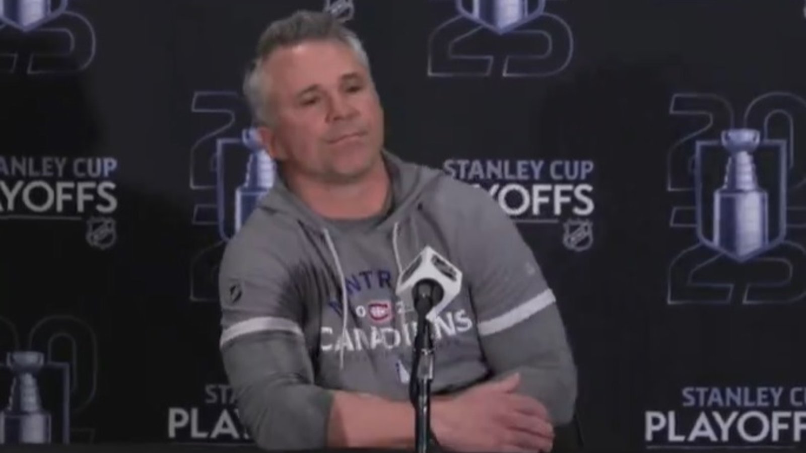 Martin St. Louis semble irrité par les questions sur Arber Xhekaj