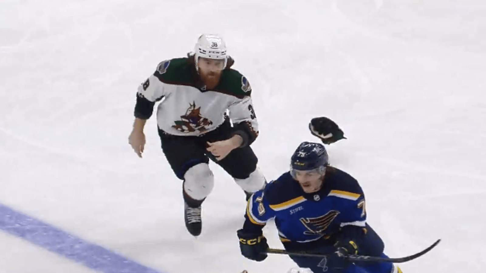Liam O'Brien pourchasse Sammy Blais sur la glace comme un animal