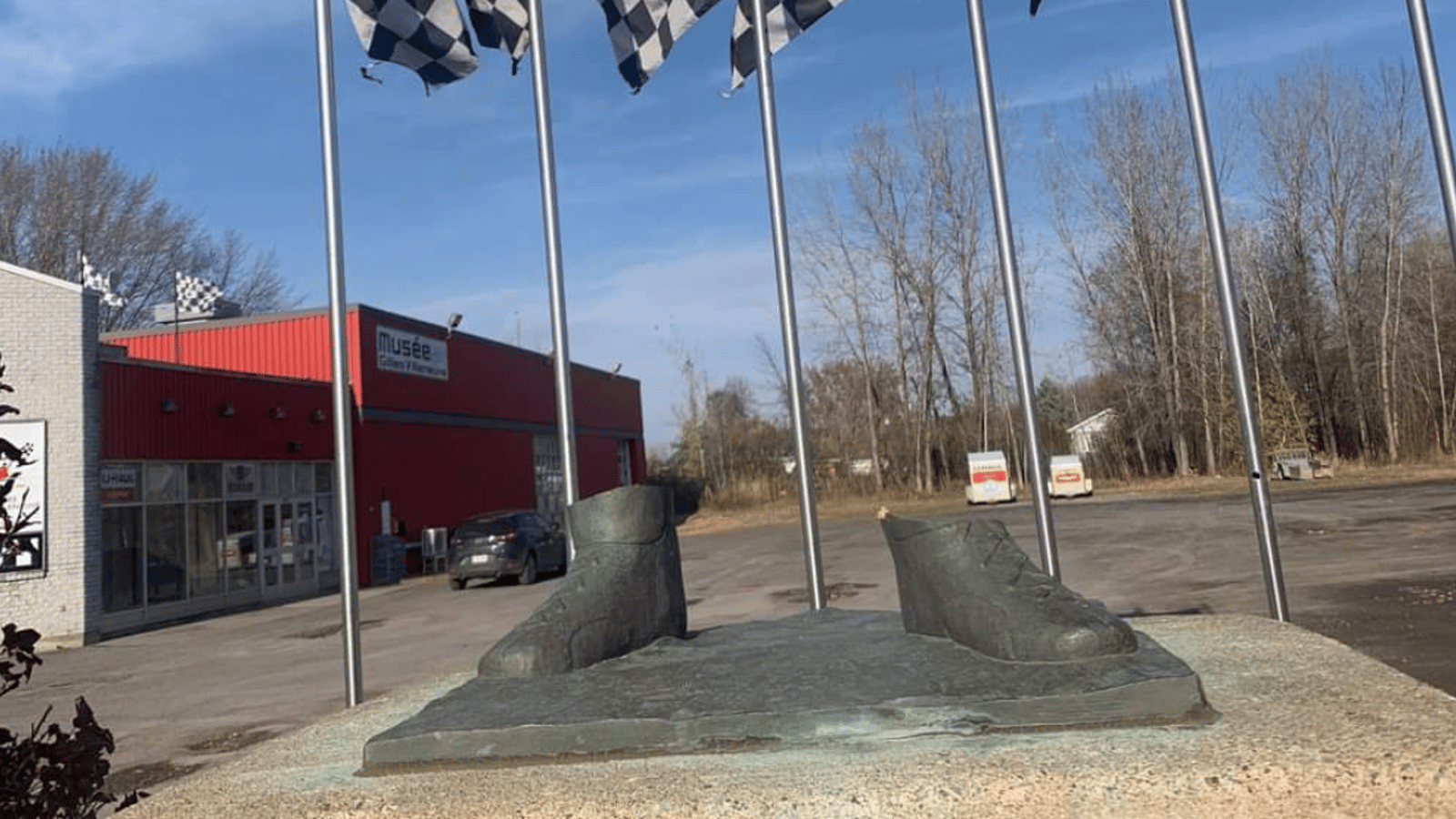 Des individus se sauvent avec la statue de Gilles Villeneuve