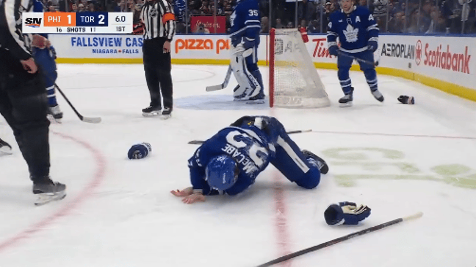 Scène terrifiante à Toronto alors que Jake McCabe quitte le match après une sévère collision