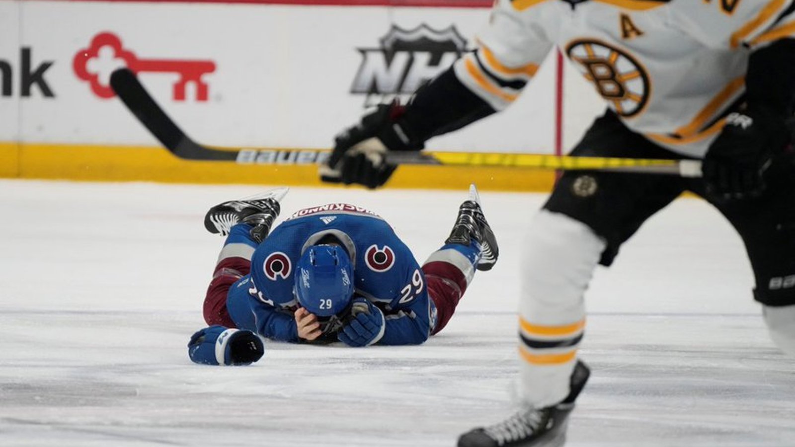 Nathan MacKinnon victime d'un coup douteux face aux Bruins