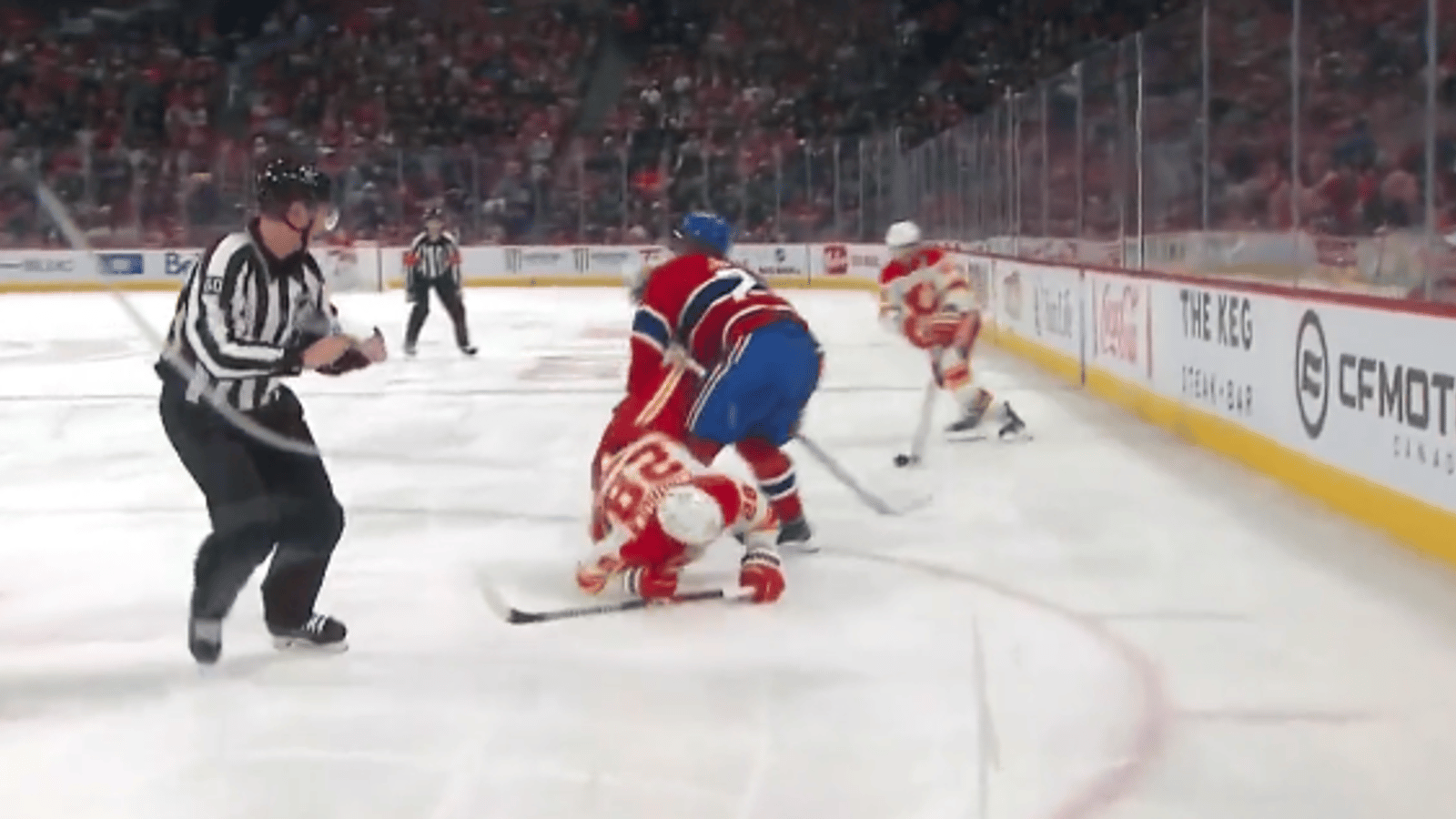 Kaiden Guhle reçoit un patin d'Elias Lindholm au visage
