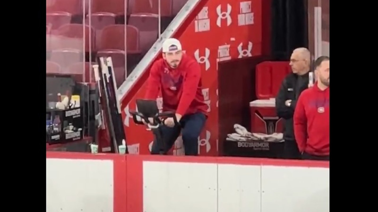 Kirby Dach ne voulait rien manquer du premier entraînement d'Ivan Demidov