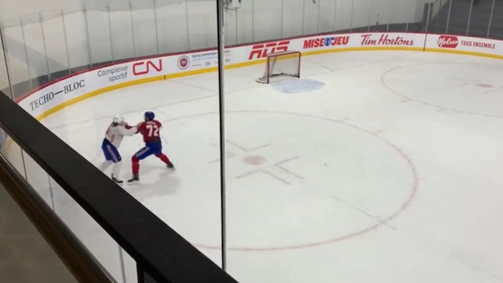 Arber Xhekaj et Michael Pezzetta pratiquent leurs techniques de combat