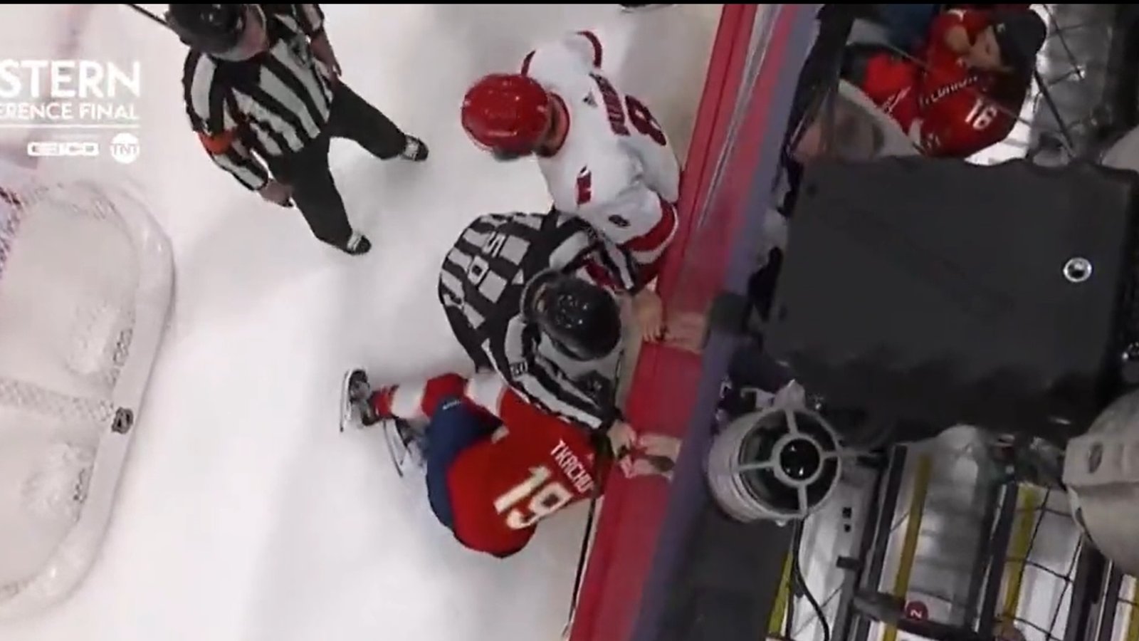 Brent Burns s'en prend à Matthew Tkachuk avec un geste dégoutant
