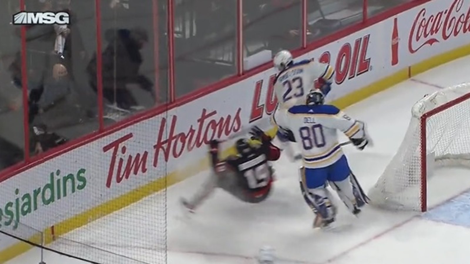 Drake Batherson se fait ramasser par le gardien Aaron Dell