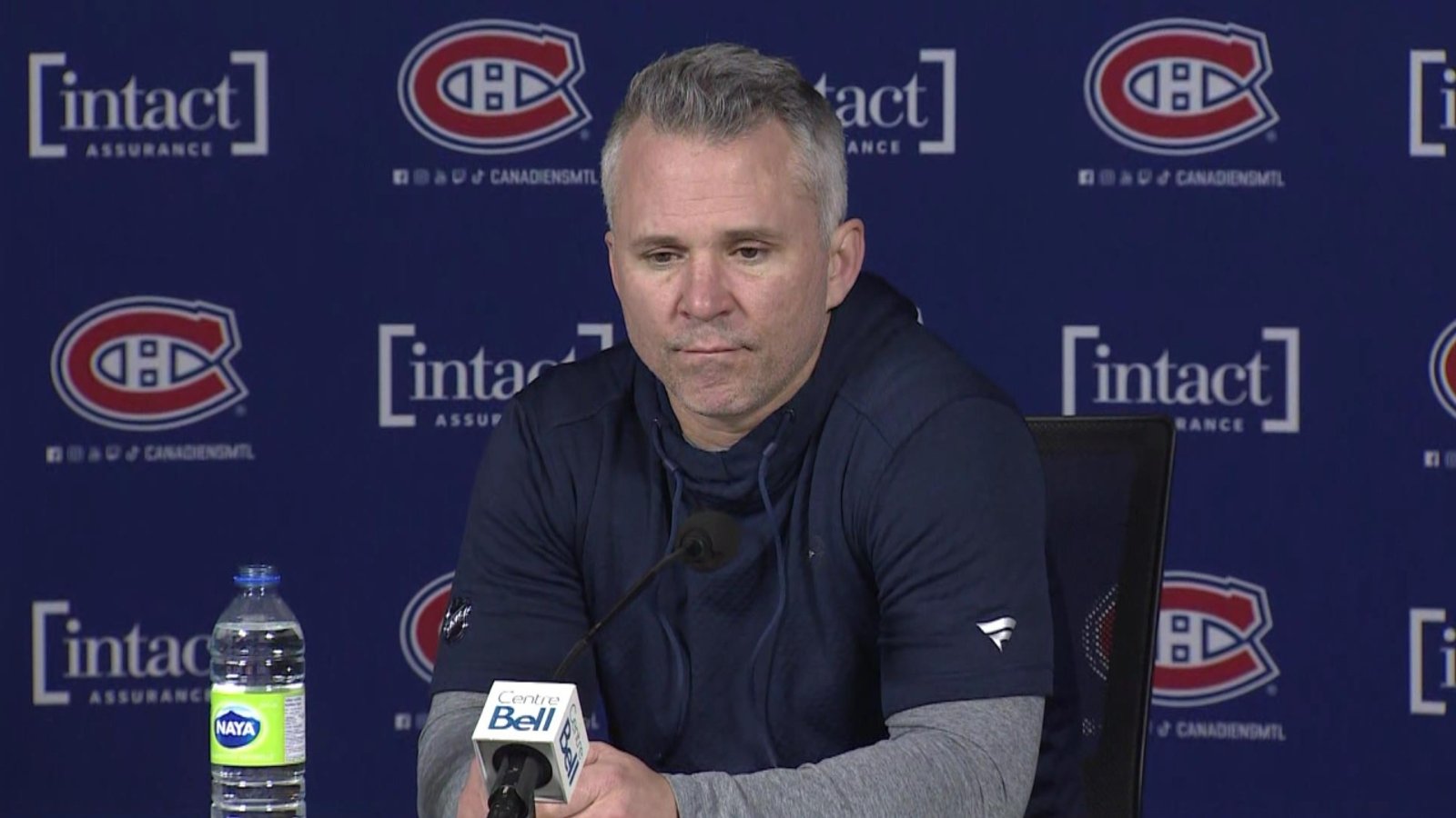 Martin St. Louis donne un conseil à ses joueurs en vue du match de lundi