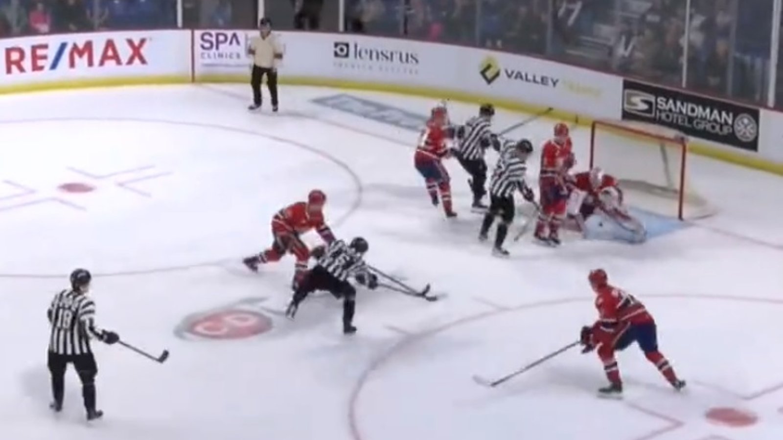 Les joueurs des Giants de Vancouver avaient tous des chandails d'arbitre hier