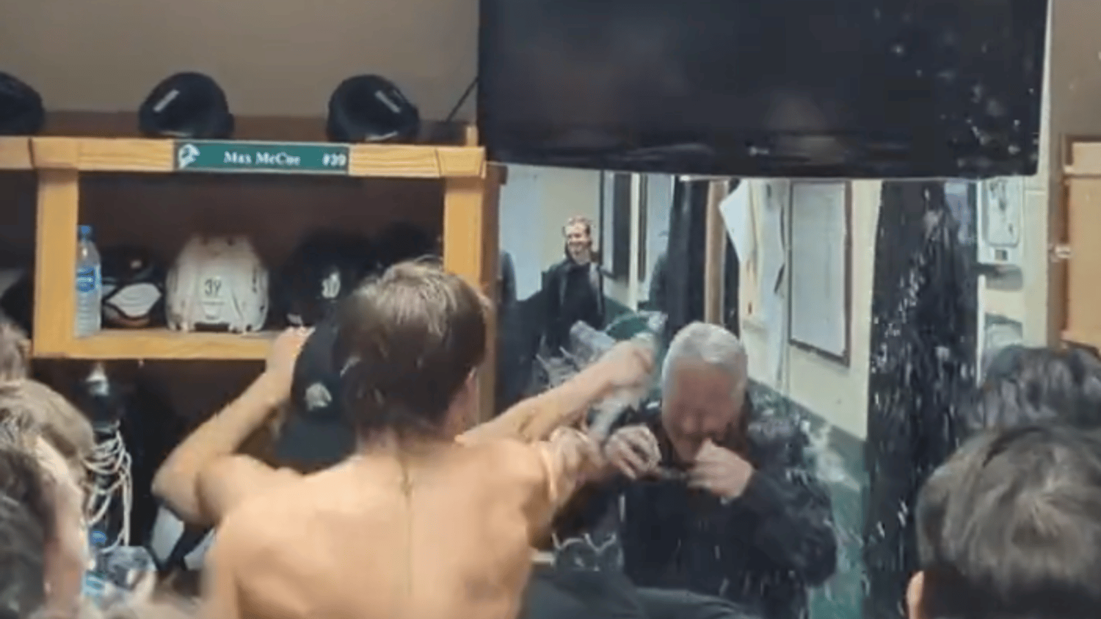 Dale Hunter reçoit une douche d'eau froide de la part de ses joueurs après un exploit d'exception