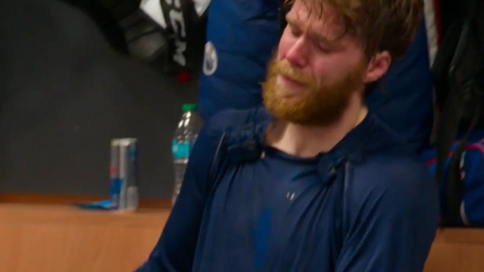 La série Faceoff dévoile une séquence crève-coeur du vestiaire des Oilers après leur défaite en finale