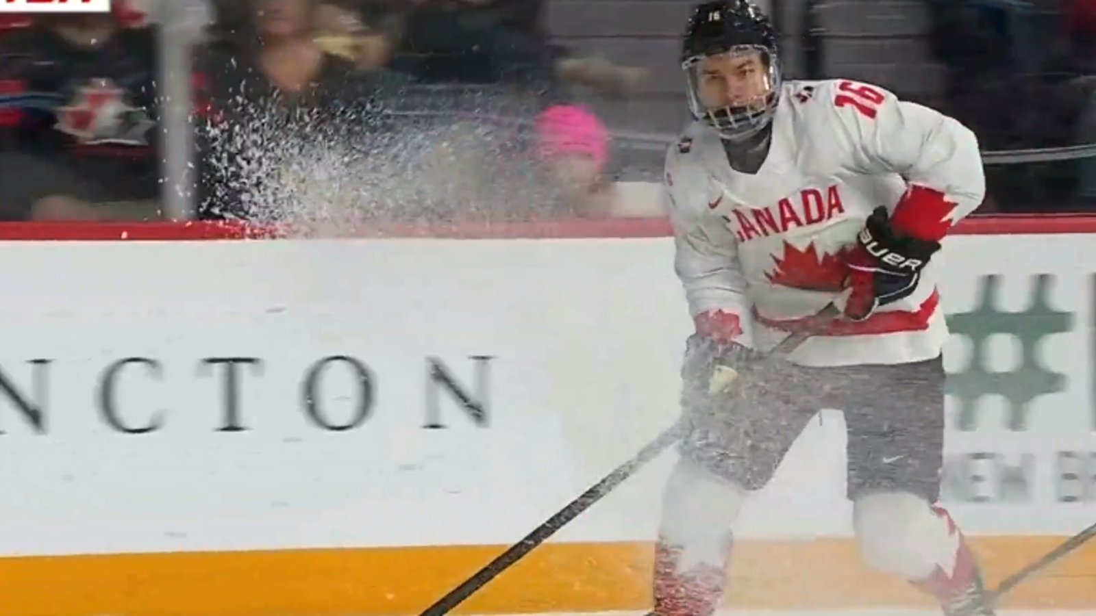 Connor Bedard marque d'un angle impossible au Championnat mondial junior 