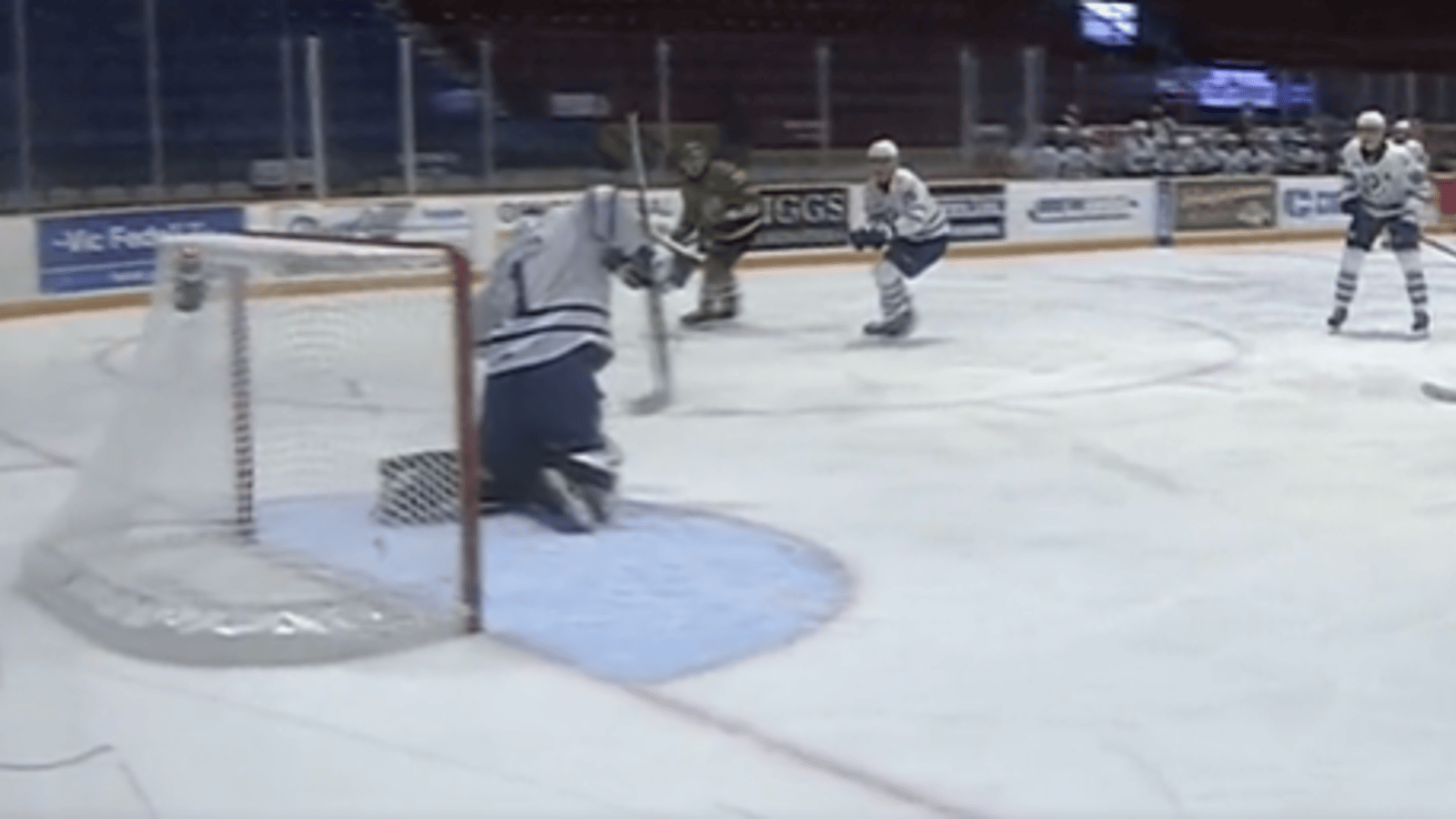 VIDÉO | Un joueur brise une rondelle en deux avec un tir lors d'un match de la OHL