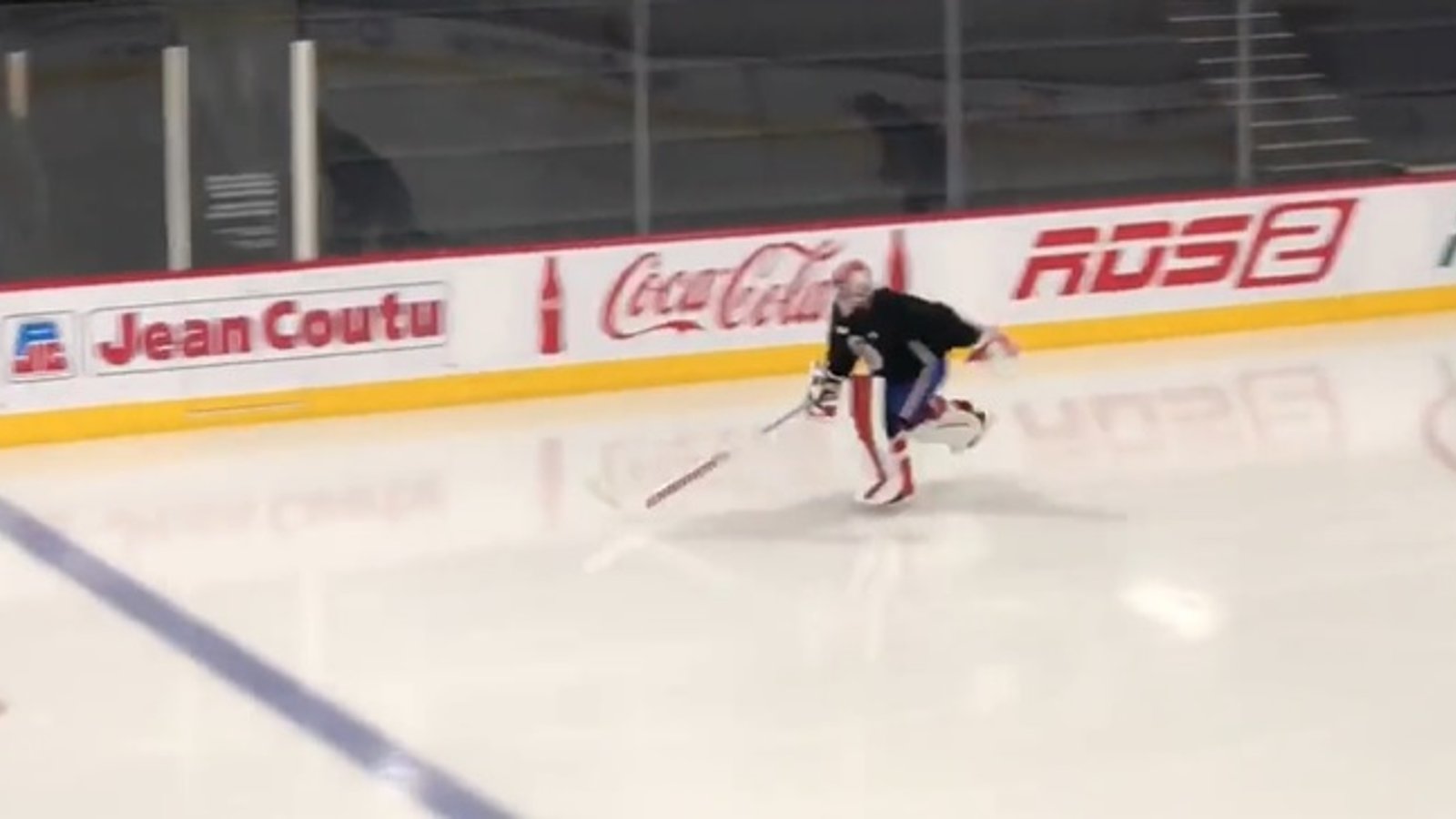 Carey Price saute sur la glace avec son équipement complet