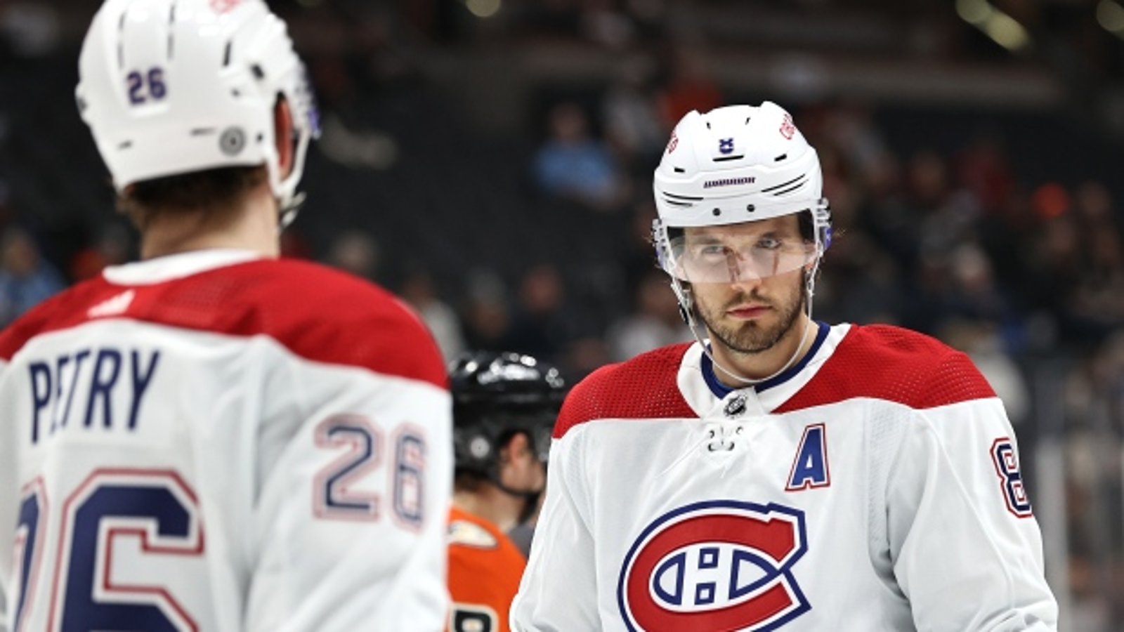Le descripteur du match Islanders/Avalanche annonce en direct l'échange de Jeff Petry et Ben Chiarot