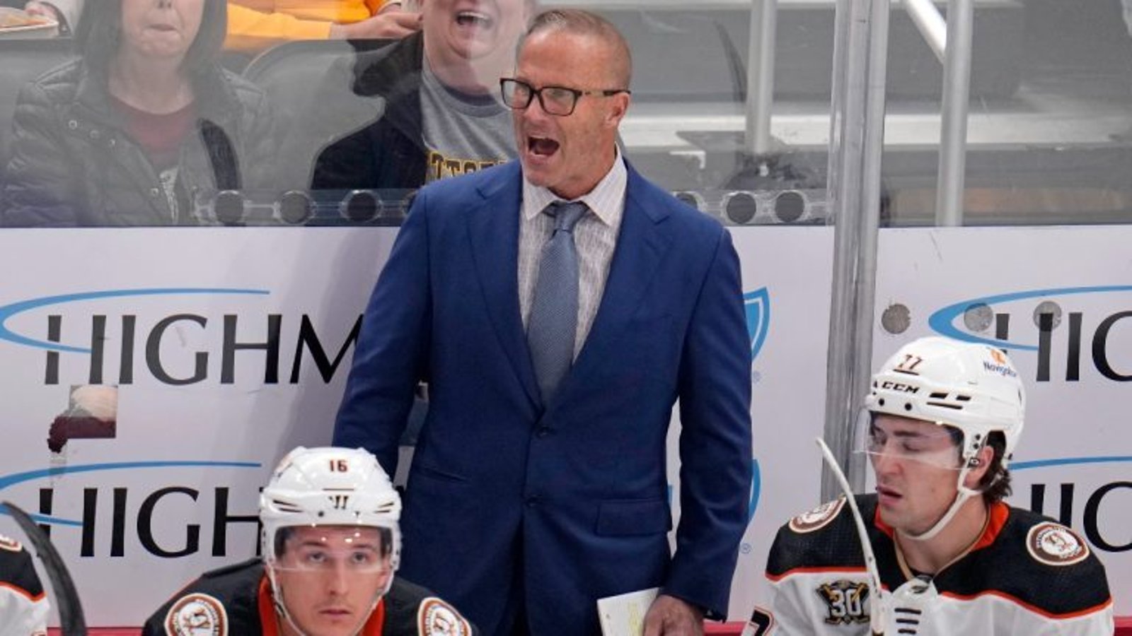 Moins de 48 heures après le dernier match, les Duck congédient Greg Cronin