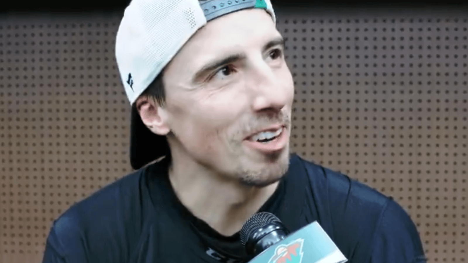 Marc-André Fleury réagit de la seule manière qu'il connaisse au geste d'Alex Ovechkin