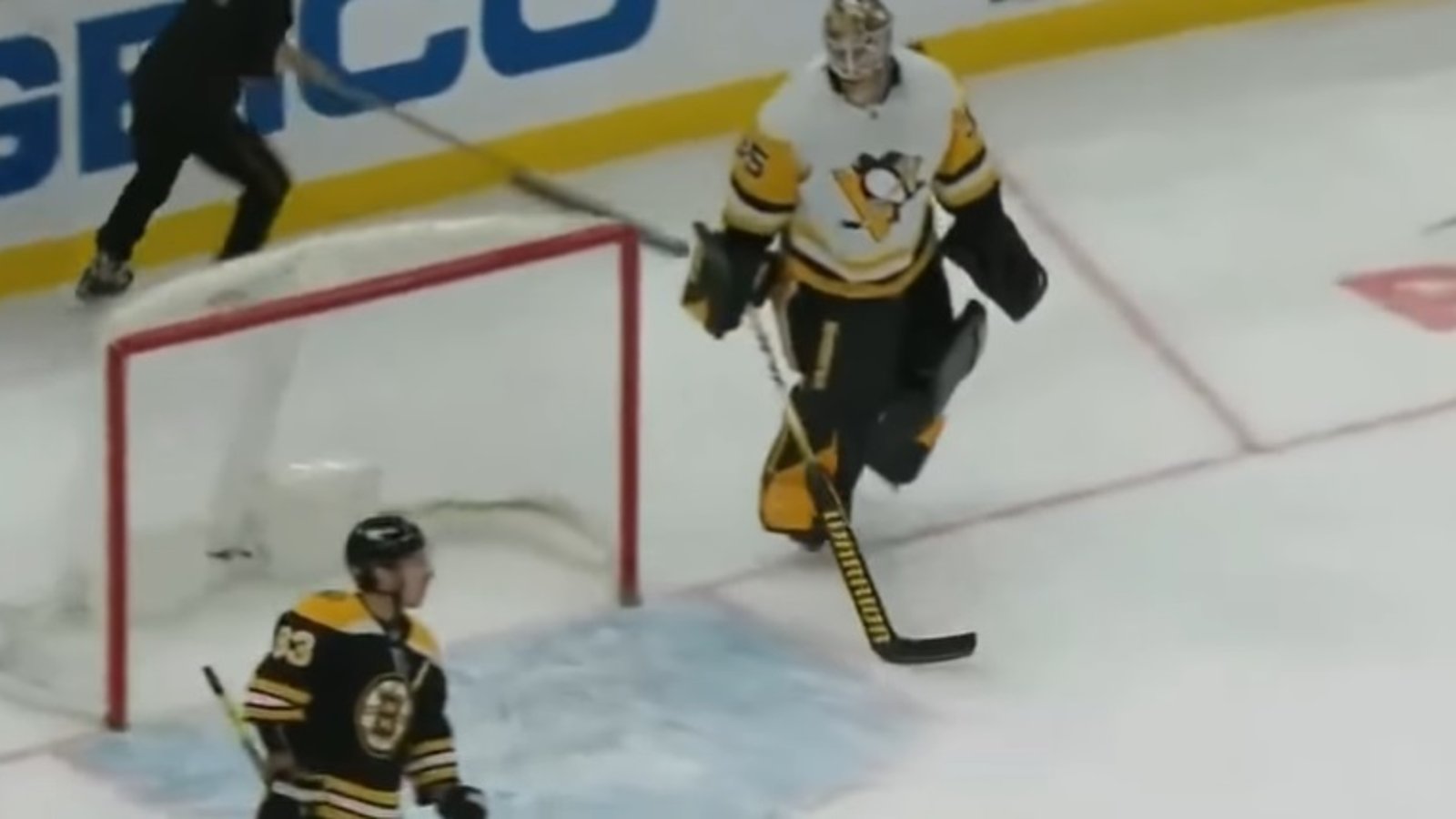 Brad Marchand a empêché Tristan Jarry de donner une rondelle à un spectateur
