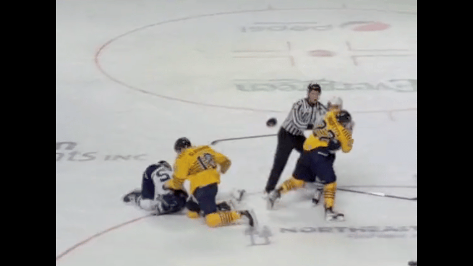 Un joueur de la ECHL frappe sans arrêt un joueur étendu sur la glace