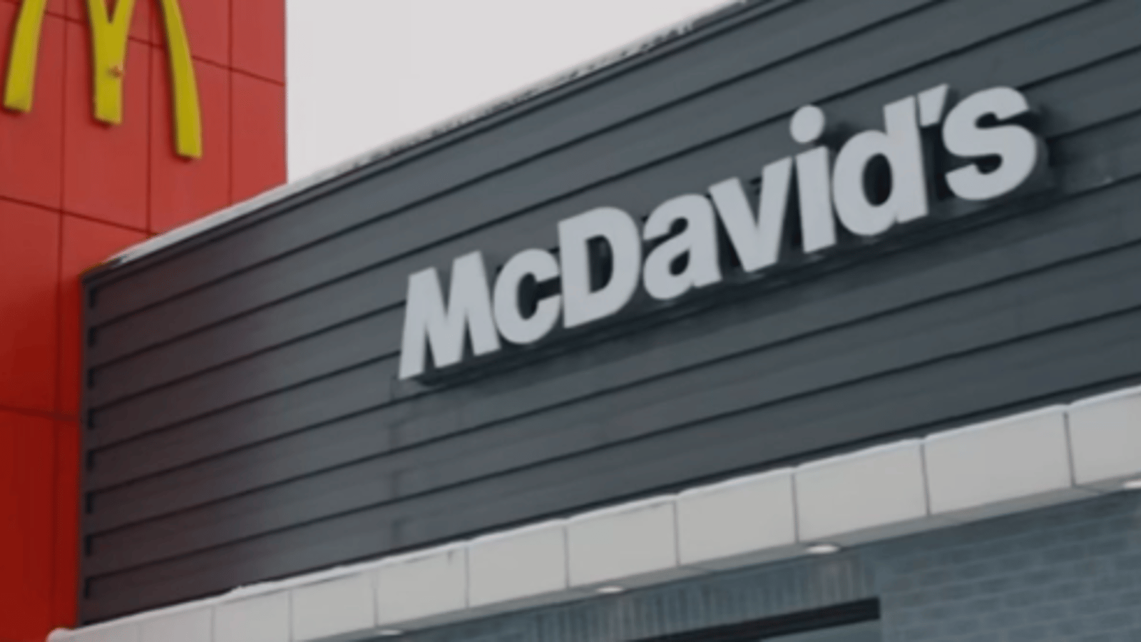 McDonald's a rebaptisé 2 restaurants « McDavid's » en l'honneur de son but victorieux