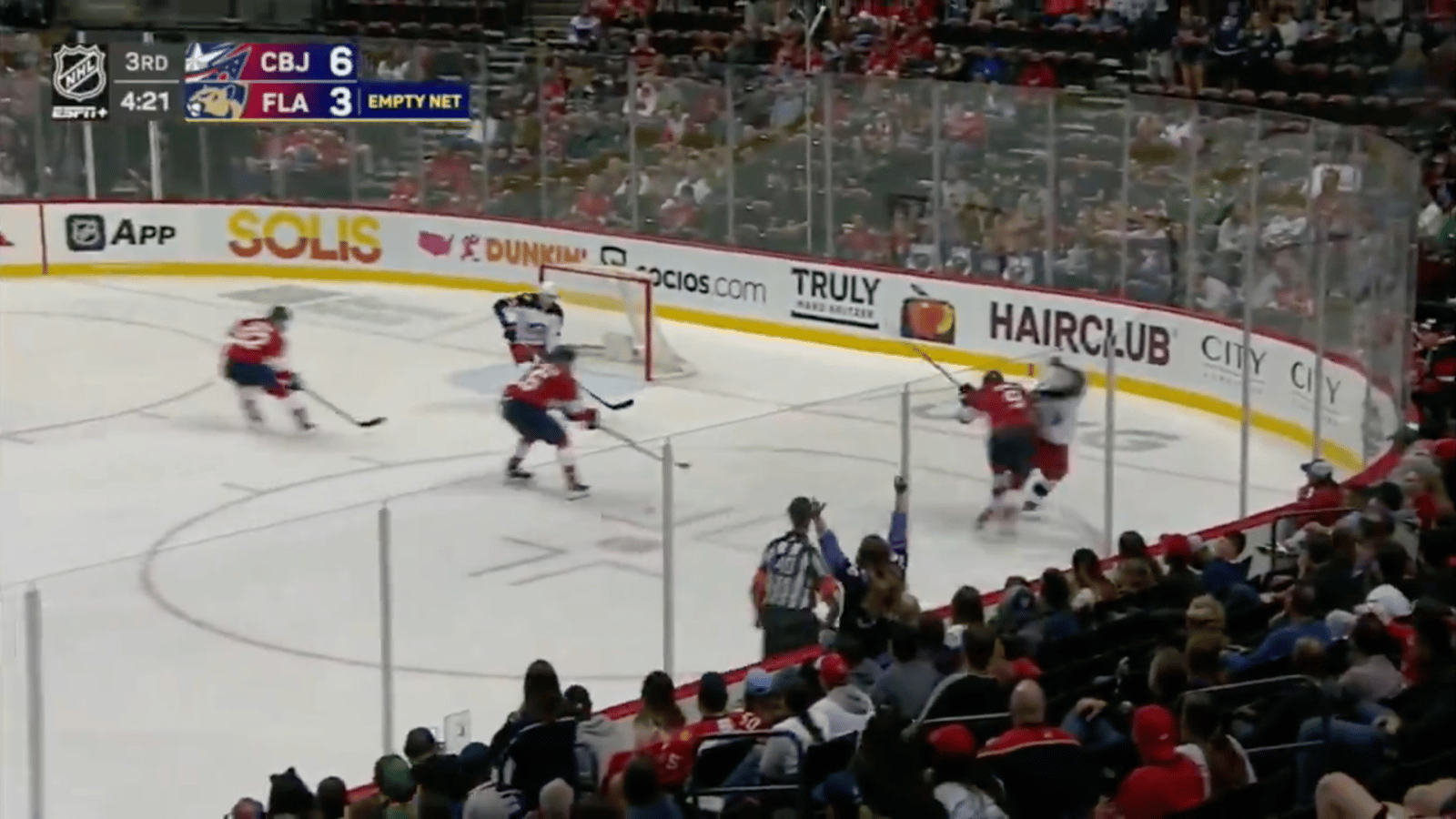 VIDÉO | Sam Bennett démolit un joueur des Blue Jackets avec la mise en échec de l'année 