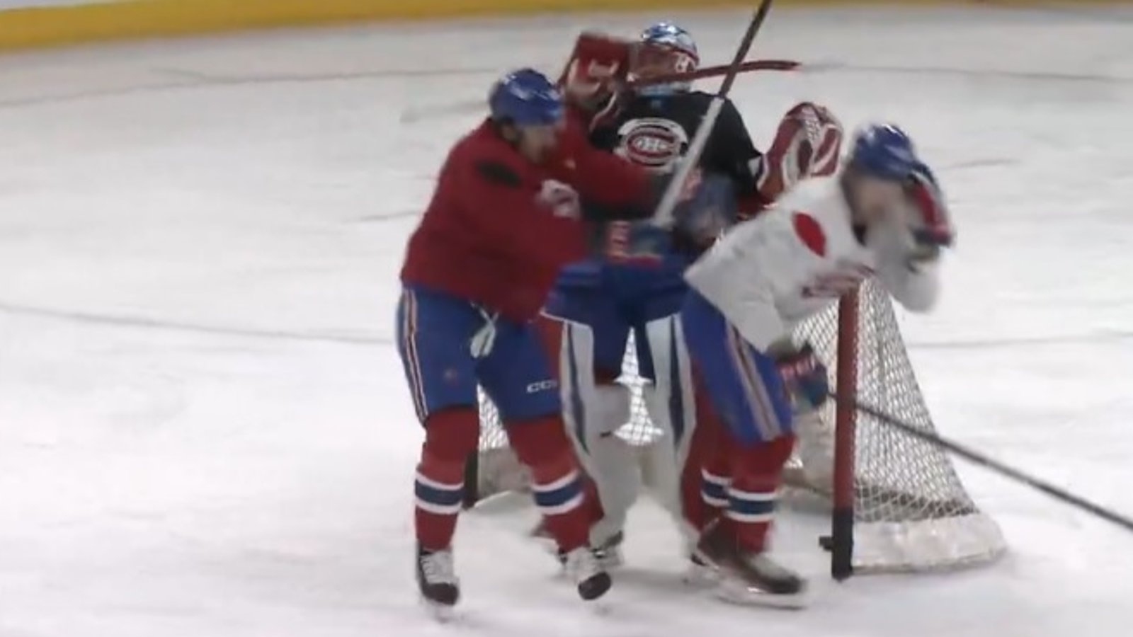 Ça brasse entre Arber Xhekaj et Michael Pezzetta à l'entraînement du Canadien