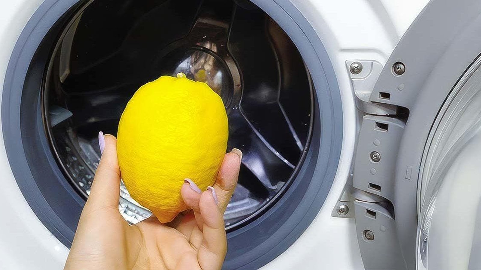 Un citron et du dentifrice pour nettoyer la laveuse